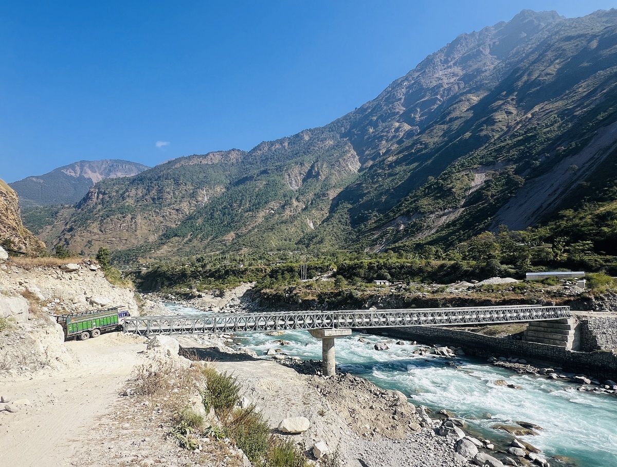 समृद्धिको आधार बन्दै सडक,स्याउ र जडीबुटीले पाउन थाल्यो बजार