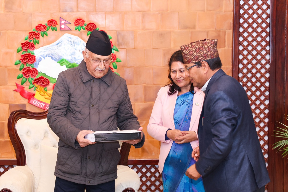 त्रिविको सम्पति छानबिन आयोगद्वारा प्रधानमन्त्रीलाई प्रतिवेदन हस्तान्तरण