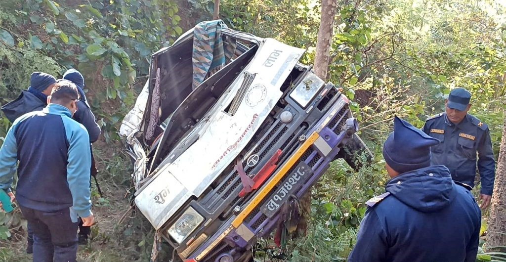 दाङमा मिनी बस दुर्घटना : दुई जनाको मृत्यु, १२ घाइते