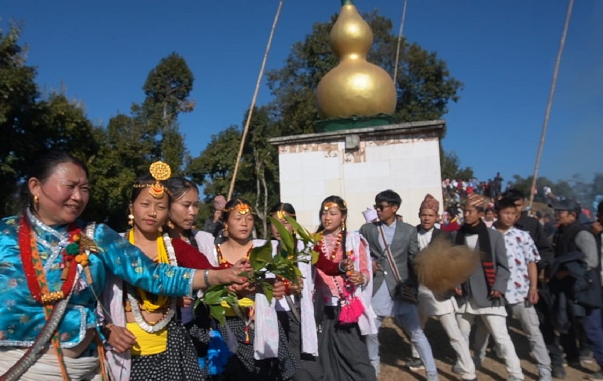 किरात समुदायको चाड ‘साकेला उधौली’ : तीन चुल्हाको पूजासहित साकेला सिली प्रदर्शन