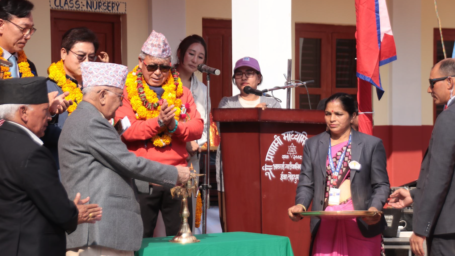 प्रधानमन्त्री ओलीले गरे आफूले आधारभूत शिक्षा लिएको विद्यालयको भवन उद्घाटन