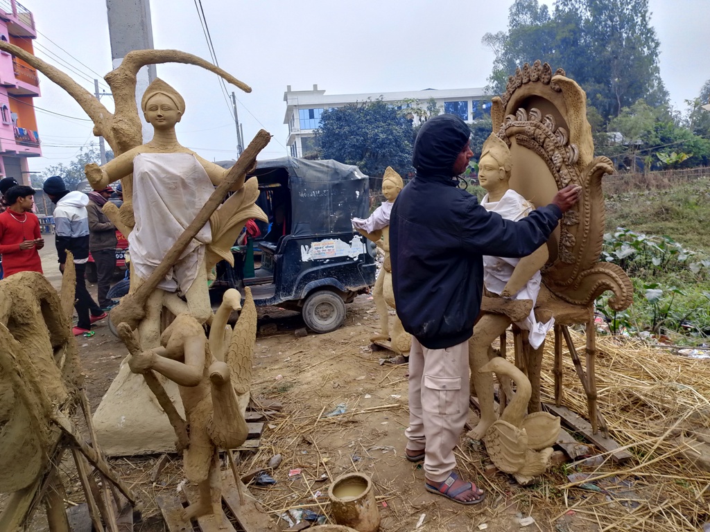 मूर्तिकारलाई सरस्वतीका मूर्ति बनाउन भ्याइनभ्याई